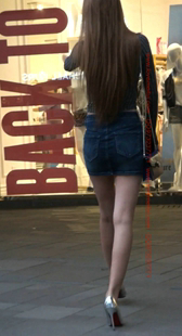 牛仔短裙高跟少女