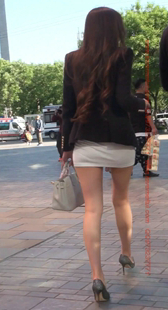 白色包臀的美腿气质小姐姐