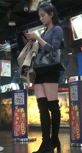 黑色包臀黑色高靴的美腿小少妇