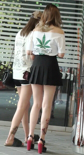 性感黑色超短裙的美腿小姐姐