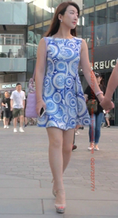 花裙凉高跟的气质少妇