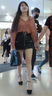 黑色超短皮短裙的美腿小姐姐