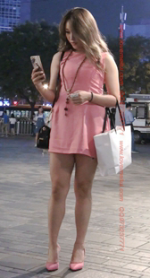 粉色超短裙粉色高跟的性感小姐姐