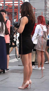 黑色包臀的丰满小姐姐