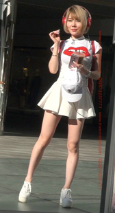 白色短裙的美腿小姐姐