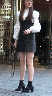 黑色皮短裙的高跟美腿小姐姐