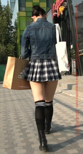 格子超短百褶裙的眼镜小姐姐