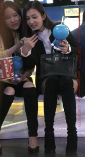 超短百褶裙的黑色高靴小姐姐