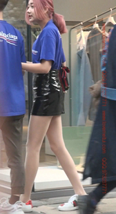 黑色皮裙的肉丝美腿小姐姐