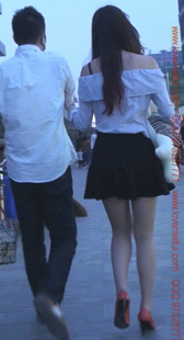 红色高跟的美腿小姐姐陪男友逛街