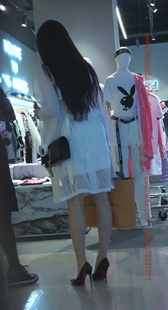 性感高跟鞋的白裙小姐姐