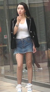 黑色网袜的美腿模特小姐姐