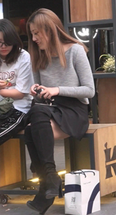 黑色高靴的超短裙美腿小姐姐