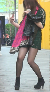 绿色短裙的黑丝美腿小姐姐