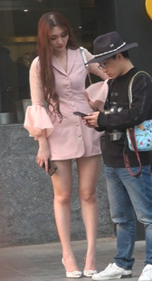 粉色超短裙的高跟美腿模特