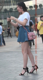 蓝色超短牛仔裙的美腿高跟小姐姐