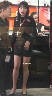 黑色包臀黑色高跟的美腿美臀小姐姐