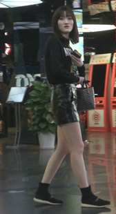 黑色皮裙小姐姐穿平底鞋也掩盖不了她美腿