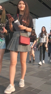 灰色超短百褶裙的美腿小姐姐