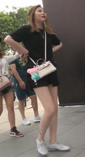 黑色百褶裙的美腿小姐姐