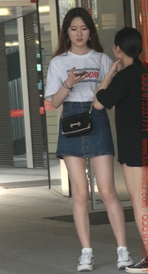 蓝色牛仔短裙的美腿小姐姐