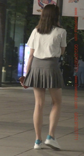 灰色百褶裙的美腿小姐姐