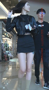 短靴美腿小姐姐的包臀裙太短了