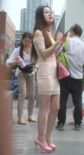 粉色高跟的美腿包臀小姐姐