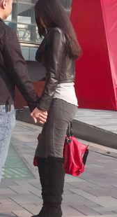 跟拍少妇的屁股好翘好紧