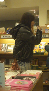 书店紧身牛仔少妇