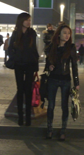 细腰宽臀牛仔少妇