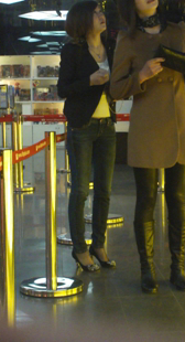 细腰圆臀紧身牛仔少妇