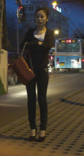 紧身牛仔成熟少妇