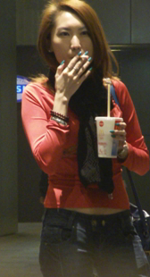 紧身牛仔少妇抽烟