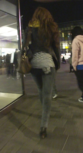 街拍灰牛紧身包臀少妇