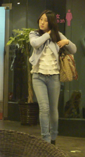 跟拍紧身灰牛高跟少妇