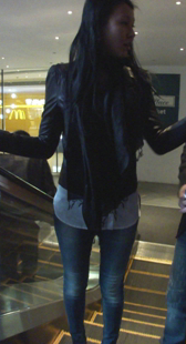 商场高跟紧身牛仔少妇