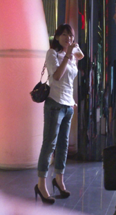 高跟牛仔宽臀少妇