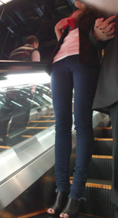 商场性长腿牛仔少妇