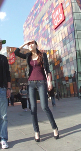 长腿宽臀高跟牛仔少妇