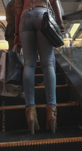 商场宽臀蓝牛少妇