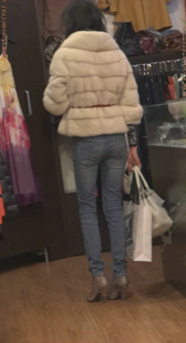 商场灰色牛仔紧身少妇视频