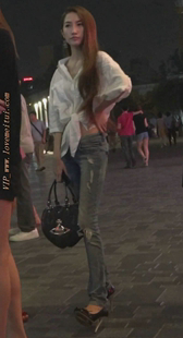 灰牛细长腿少女