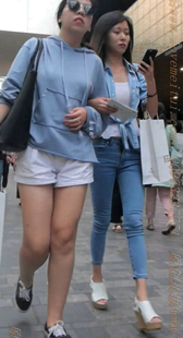 蓝色紧牛的翘臀美腿少妇