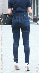 深蓝色紧牛的高跟美臀MM