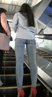 红色高跟蓝色紧牛的长腿少妇