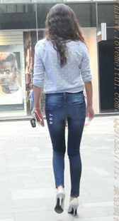 蓝色紧牛的高跟美腿少妇