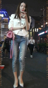 蓝色紧牛白色高跟的长腿少妇