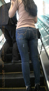 蓝色紧牛黑色高跟的美腿少妇