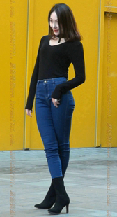 蓝色紧牛黑色高跟短靴的翘臀少妇